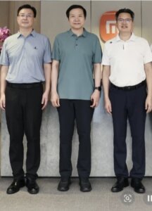"Xiaomi Újdonság: Lei Jun titkos piros hajtogatható telefonja!"
